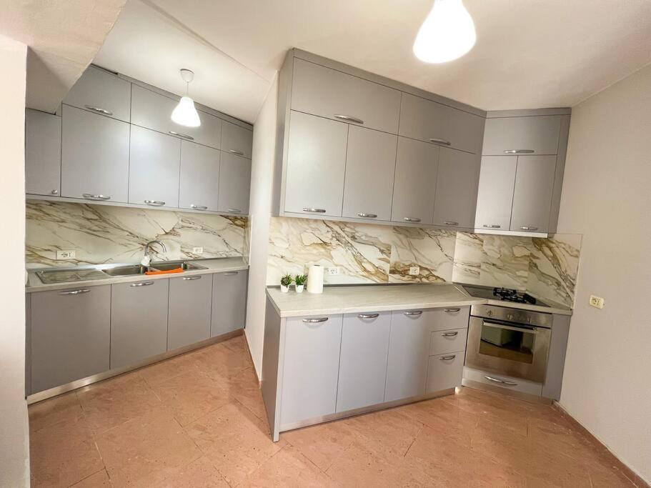 Scanderbeg Square 2Br Apt Tirana Exterior photo